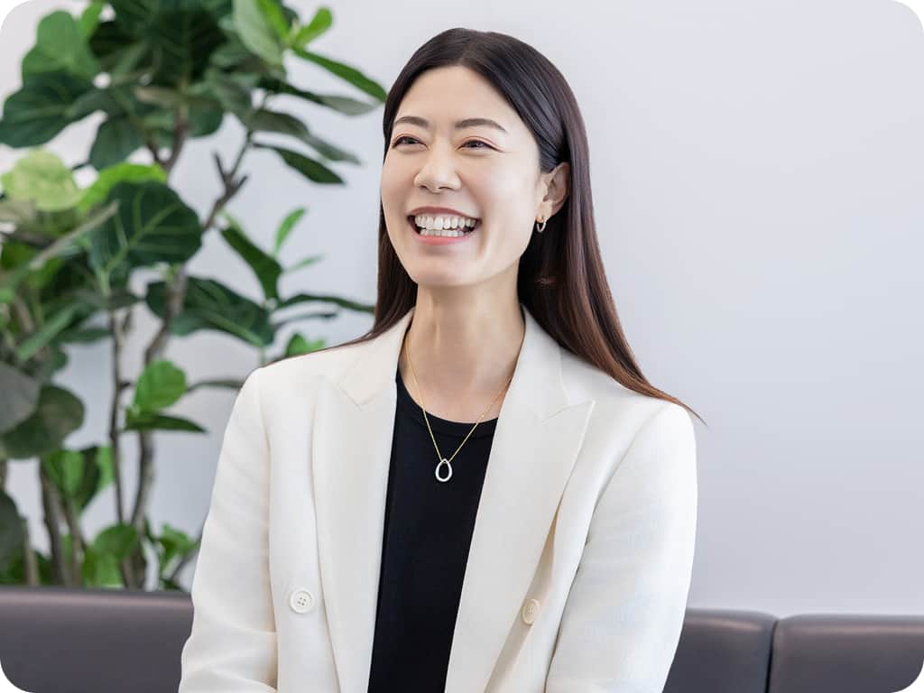 オフィスで働く管理部門の社員の様子