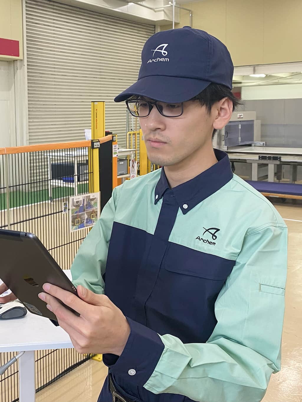 穿着工作服的员工检查制造设施