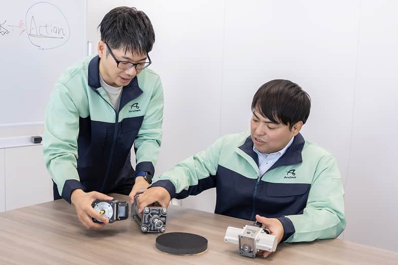 製造現場で先輩社員から指導を受ける様子